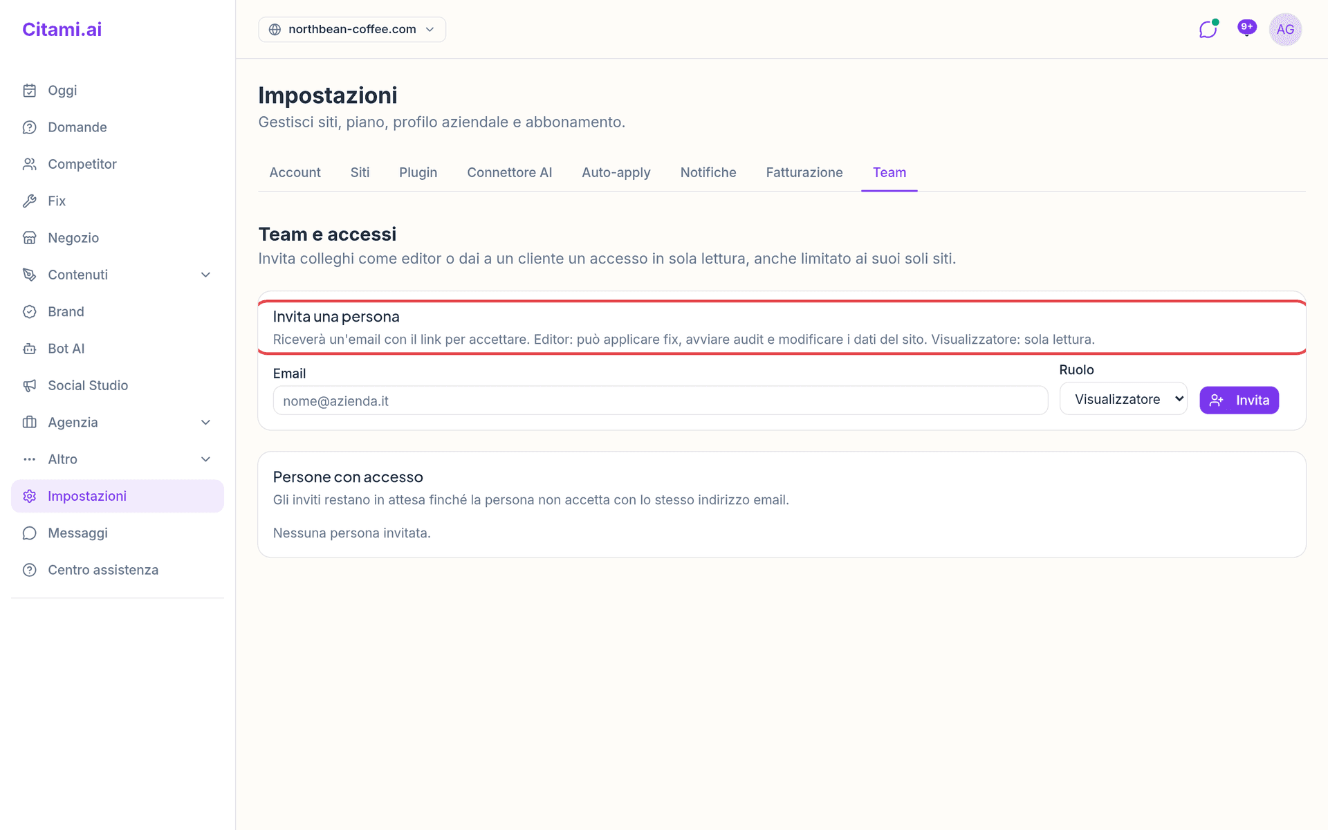 Impostazioni → Team: invito via email con il ruolo e l'elenco delle persone con accesso